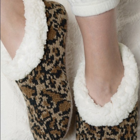 Plush Lined Cheetah Print Slippers - Picture 4 of 8